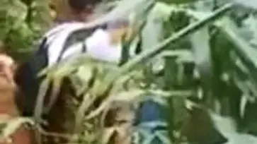 Dokumentasi Gadis Cantik Bersantai Kebun Kasur