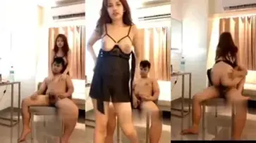 Gadis Cantik Goyang Atas Kasur Duduk Nikmat