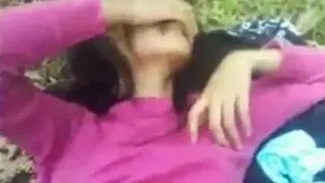 Gadis Cantik Pasrah Goyang Kasur Kebun