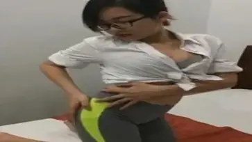 Gadis Kacamata Cantik Pasrah Goyang Kasur 2026