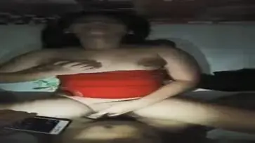 Gadis Kemben Merah Cantik Pasrah Goyang Kasur