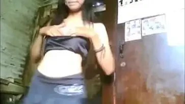 Gadis Mulus Cantik Pasrah Kasur Dildo