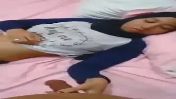 Jilbab Biru Di Suruh Isepin