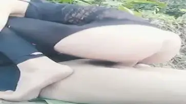 Ngentot Pacar di Hutan Pake Alas Daun