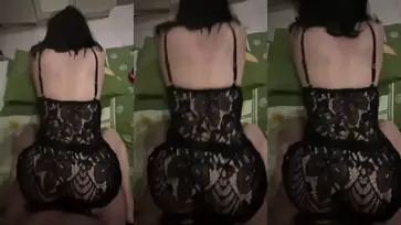 Tante Istri Cantik Pasrah Posisi Doggy Kasur Black